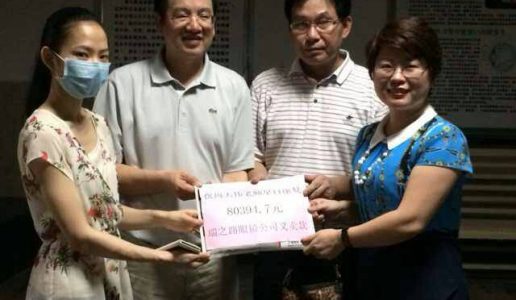 民盟厦门市社会服务委员会副主任周贤建义卖镜片帮助白血病患者