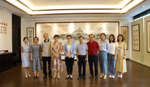 民盟厦门市委机关组织干部职工参观廉洁文化书画展